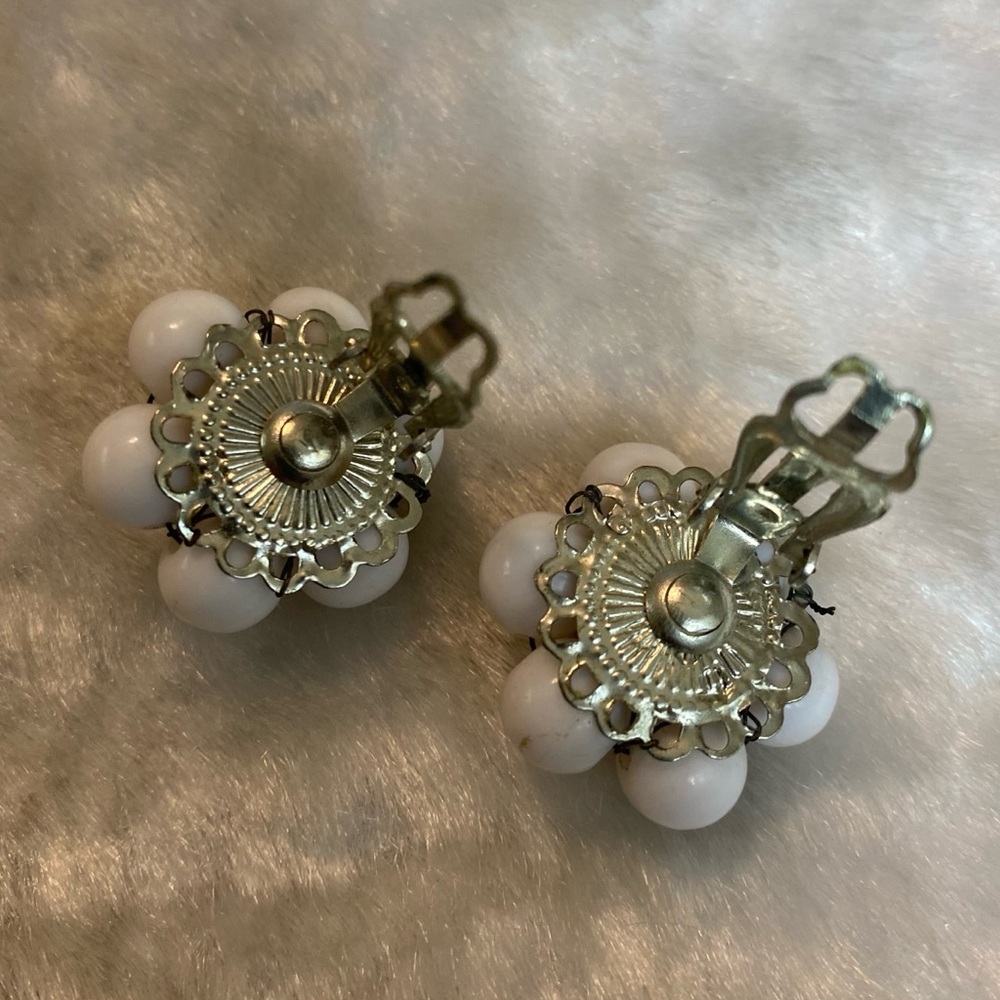☘️VTG Japan White Cluster Flower Clip On Earrings - Picture 4 of 4